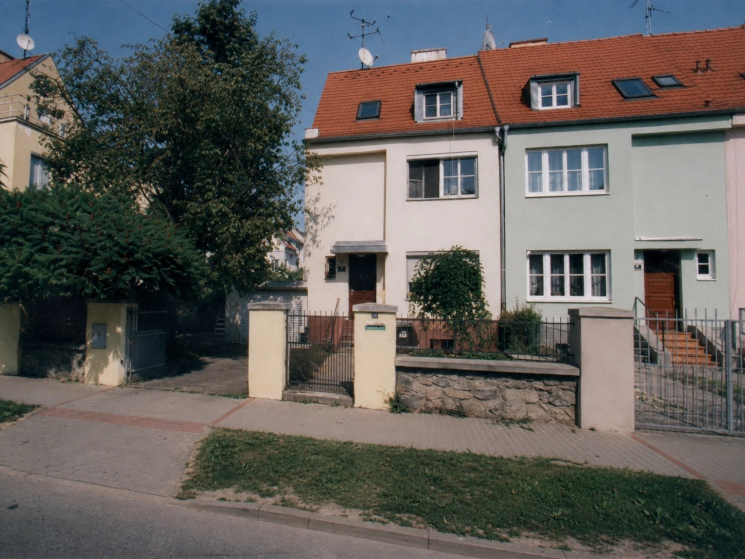 Pôvodné sídlo českej pobočky, 1999